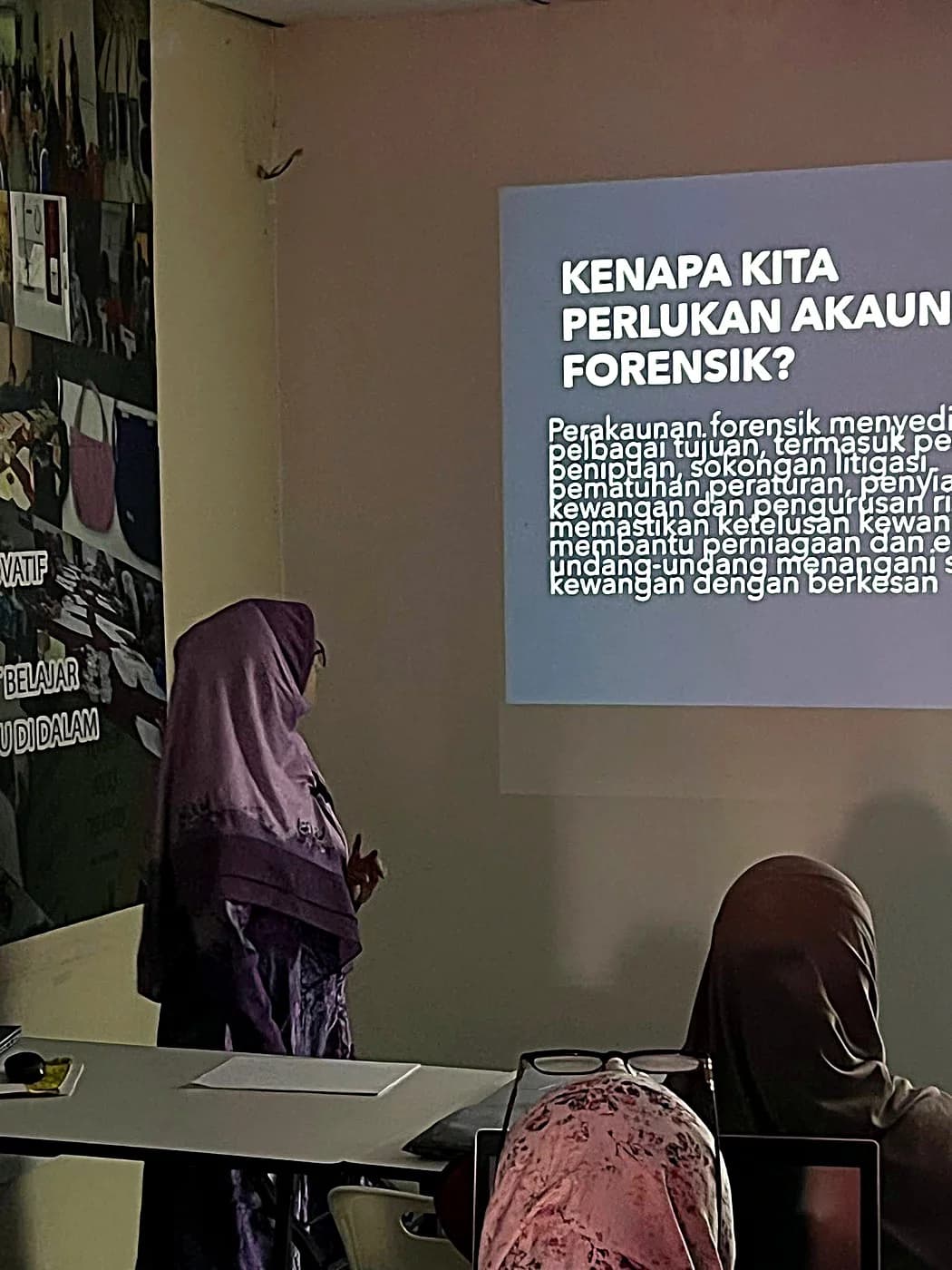 Trainer presenting a forensic accounting session to the class
